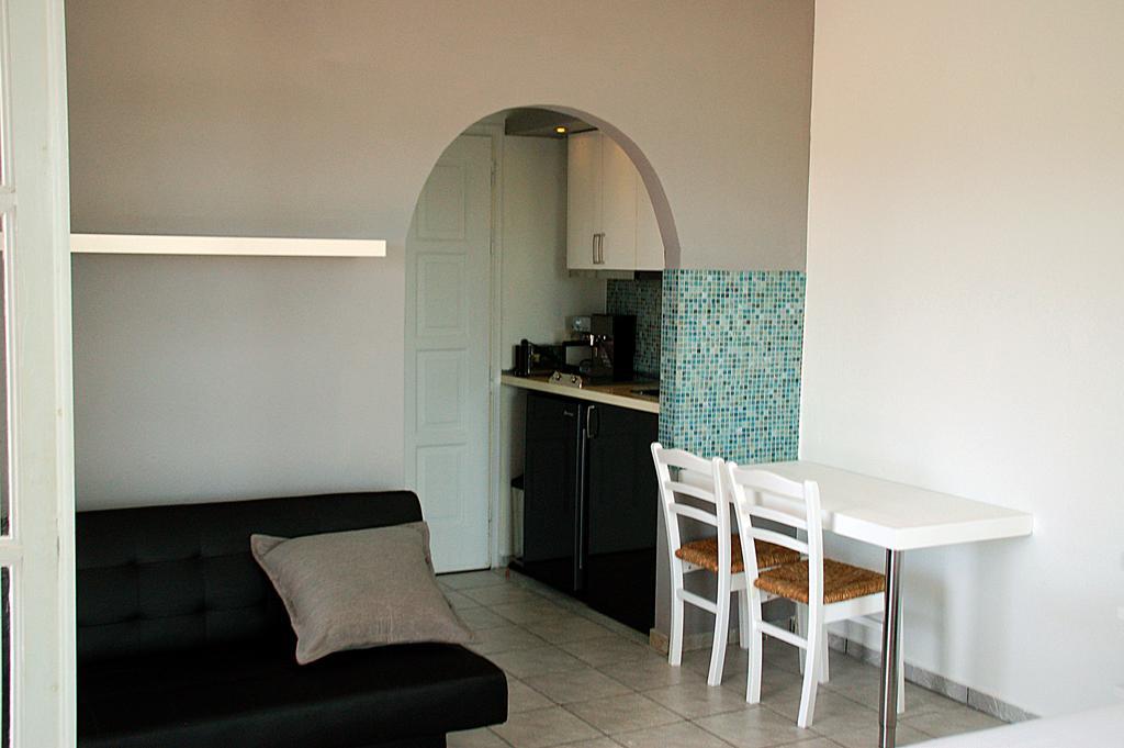 Handrina Studios Naxos City Rum bild